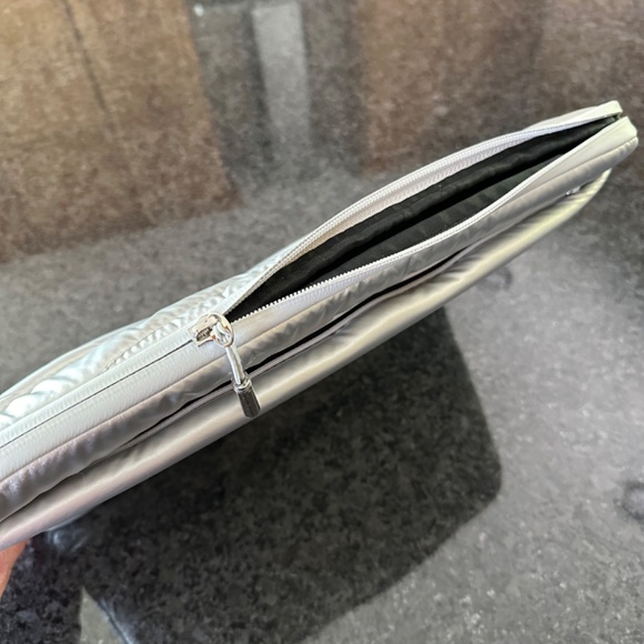 Athleta Silver Metallic Laptop Sleeve VGUC - Picture 7 of 10